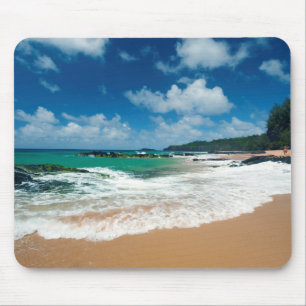 Mousepad EUA, Kauai, Havaí. Uma Mulher Passeia as Rochas