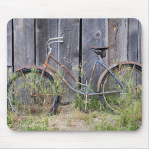 Mousepad EUA, Oregon, Bend. Uma bicicleta velha dilapidada