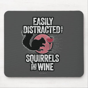 Mousepad Facilmente distraído por esquilos e vinhos