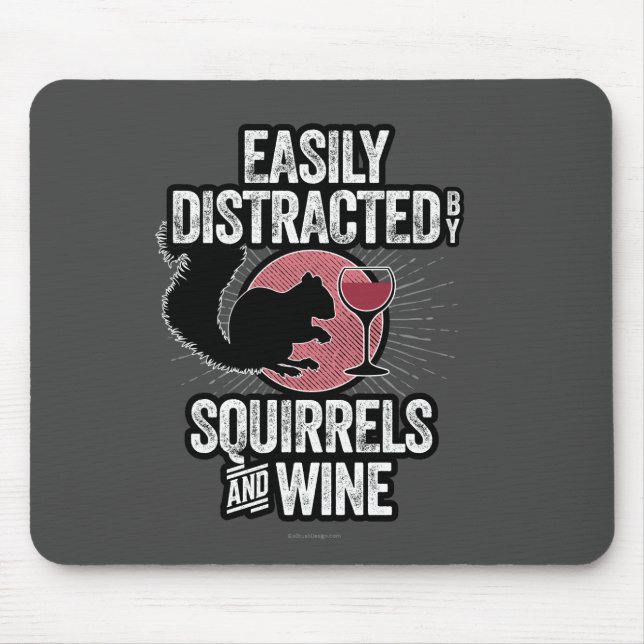 Mousepad Facilmente distraído por esquilos e vinhos (Frente)