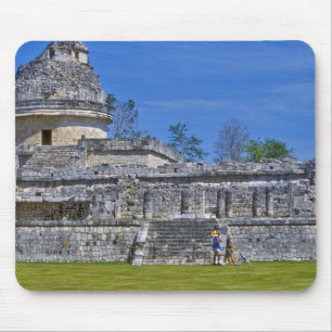 Mousepad Família de turistas passa por antigo maia