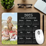 Mousepad Família Moderna de Fotografias Personalizadas do C<br><div class="desc">Apresentando o Calendário do Mousepad da Família Moderna de 2025! Esse acessório versátil combina perfeitamente a funcionalidade com estilo, perfeito para qualquer escritório doméstico ou espaço de trabalho. Apresentando um design simples e elegante, este painel de mouse inclui um calendário conveniente para fácil referência ao longo do ano. O que...</div>