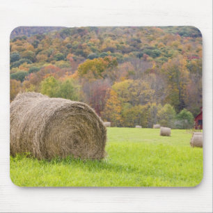 Mousepad Fardos de feno e folhagem de outono na fazenda,