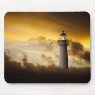 Mousepad Farol que incandesce sob o céu dramático