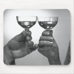 Mousepad Feche acima do casal que brinda com vinho branco