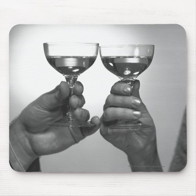 Mousepad Feche acima do casal que brinda com vinho branco (Frente)