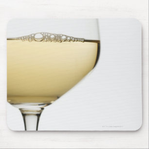 Mousepad Feche acima do vidro do vinho branco no branco