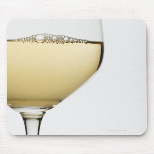 Mousepad Feche o copo de vinho branco sobre branco (Frente)