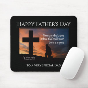 Mousepad Feliz Dia de os pais que se ajoelha diante de Deus