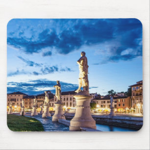 Mousepad Fila de estátuas iluminadas em Padova
