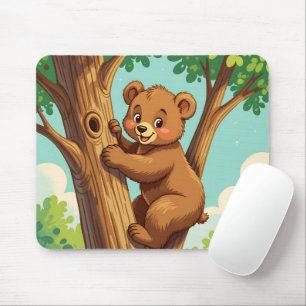 Mousepad Filhote de urso fofo subindo em uma árvore
