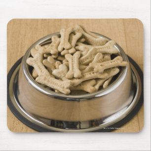 Mousepad Fim-acima de biscoitos de cão em uma bacia do cã