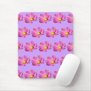 Mousepad Flor vibrante rosa com uma abelha em um dia de ver