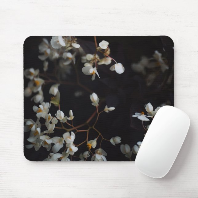 Mousepad Flores brancas melancólicas em fundo escuro (Com mouse)
