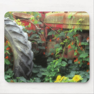 Mousepad Flores da primavera adornam um velho trator.