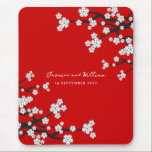 Mousepad Flores De Flor De Cerejeira Branco Elegante Sakura<br><div class="desc">Uma Ilustração Original De Sakura Branca De Neve Artística, Elegante E Bonita / Flores De Cereja Em Um Fundo Vermelho Clássico, Um Montanhinho Minimalista Zen Oriental Moderno. O fundo base pode ser alterado para qualquer cor de sua escolha. Todo texto é editável. Arte projetada / original por gordura*fa*estanho. Fácil de...</div>