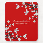 Mousepad Flores De Flor De Cerejeira Branco Elegante Sakura<br><div class="desc">Uma Ilustração Original De Sakura Branca De Neve Artística, Elegante E Bonita / Flores De Cereja Em Um Fundo Vermelho Clássico, Um Montanhinho Minimalista Zen Oriental Moderno. O fundo base pode ser alterado para qualquer cor de sua escolha. Todo texto é editável. Arte projetada / original por gordura*fa*estanho. Fácil de...</div>