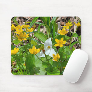 Mousepad Flores de Marsh Marigold com um Trillium