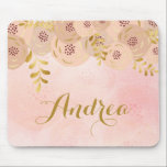 Mousepad Flores Rosa com Destaque de Folha Ouro Personaliza<br><div class="desc">Adicione um sotaque feminino ao seu espaço de trabalho com este porta-voz floral personalizado. Apresenta rosas cor-de-rosa e marfim com folhas de folha de ouro e acentos. Personalize adicionando um nome ou uma frase curta. Este bufo floral de folha de ouro será perfeito como presente.</div>