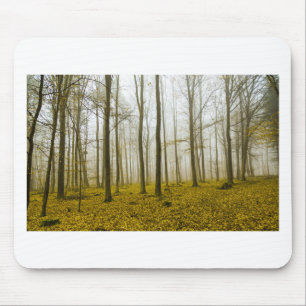 Mousepad Floresta de fantasia com névoa e folhas amarelas