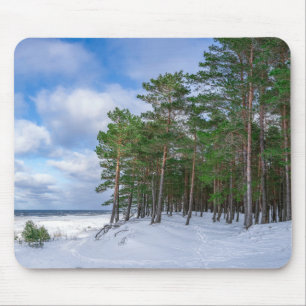 Mousepad Floresta de pinheiros perto da costa marítima da L