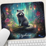 Mousepad Floresta Encantada Raccoon Personalizada<br><div class="desc">Traga um toque de charme da floresta para o seu espaço de trabalho com este mouse personalizado com um guaxinim adorável explorando uma floresta encantada. A cena baleeira, cheia de flora e fauna vibrantes, cria uma atmosfera deliciosa para seu trabalho ou brincadeira. Torne-o verdadeiramente único adicionando seu nome ou uma...</div>