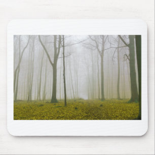Mousepad Floresta fantasia com neblina e folhagem amarela