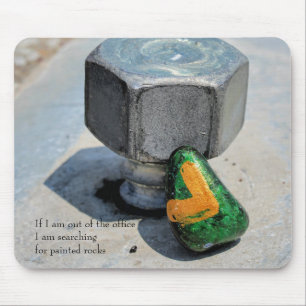 Mousepad Fora do Escritório Procurando Rochas Pintadas