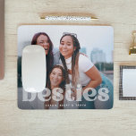 Mousepad Foto da Tipografia Trendy Overlay Bestie<br><div class="desc">Objetivos de amizade alcançados! Celebre a(s) sua(s) base(s) com este adorável painel de fotos que mostra as inscrições da camada de tendência e nomes personalizados. Uma maneira divertida e única de adicionar um toque pessoal ao seu espaço de trabalho!</div>