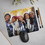 Mousepad Foto de Sobreposição de Script Familiar<br><div class="desc">Crie uma doce atenção nas suas férias de família,  feriados ou momento especial com este fotógrafo fofo. Adicione a sua foto favorita orientada para horizontal/paisagem com "família" sobreposta em caracteres caligráficos modernos de estilo branco e manuscrito.</div>