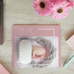 Mousepad Foto do bebê moderno e bonito | Rosa e Branco | Co<br><div class="desc">Apresentando nossa encantadora e encantadora citação cor-de-rosa e branca do bebê bonito! Este produto adorável é perfeito para comemorar a alegria e amar o seu pequeno que traz à sua vida. Quer você esteja procurando por um coração ou um presente pensativo, esta design é exatamente o que você precisa.Compartilhe o...</div>