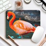 Mousepad Foto Flamingo Cor-De-Rosa Atrevida-Se A Ser Um Scr<br><div class="desc">Adoro como os flamingos se destacam de todos os outros pássaros. "Atrevo-me a ser diferente" sempre que usamos este na moda, impressionante painel fotográfico de um flamingo cor-de-laranja brilhante a ensinar-se num dia quente de Verão. Faz um presente de excelente para alguém especial! Você pode personalizar facilmente este painel do...</div>