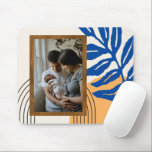 Mousepad Foto personalizada Abstrato azul botânico amarelo<br><div class="desc">Traga personalidade para o seu espaço de trabalho com este mouse pad personalizado com um design ousado e artístico. Mostrando uma mistura vibrante de motivos de folha azul, sotaques cor de laranja quente e um quadro fotográfico personalizável, este mouse pad combina a funcionalidade com uma estética moderna. Perfeito para escritórios...</div>