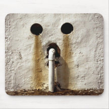 Fotografia do tubo de água exposto urbano