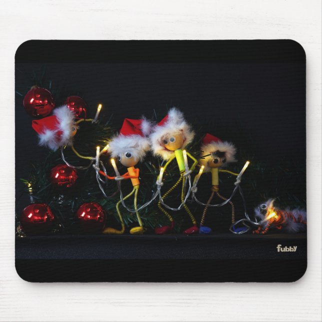 Mousepad Fubby die Kerstverlichting in de Kerstboom hangen. (Frente)