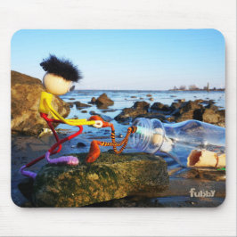 Mousepad Fubby met flessenpost aan de kust.