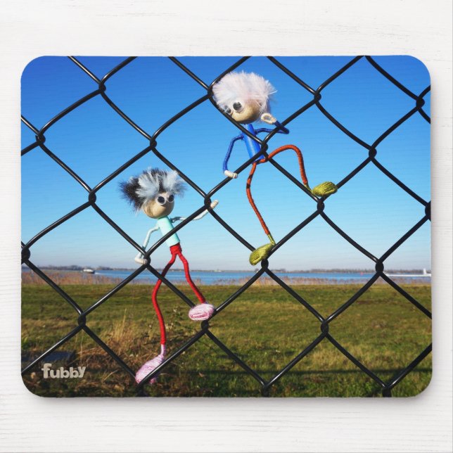 Mousepad Fubby's die een hek beklimmen. (Frente)