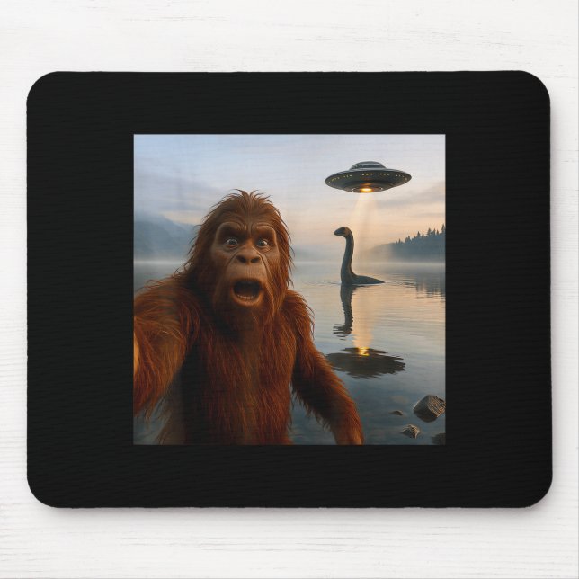 Mousepad Funny Bigfoot Selfie With Loch Ness Monster And Uf (Frente)