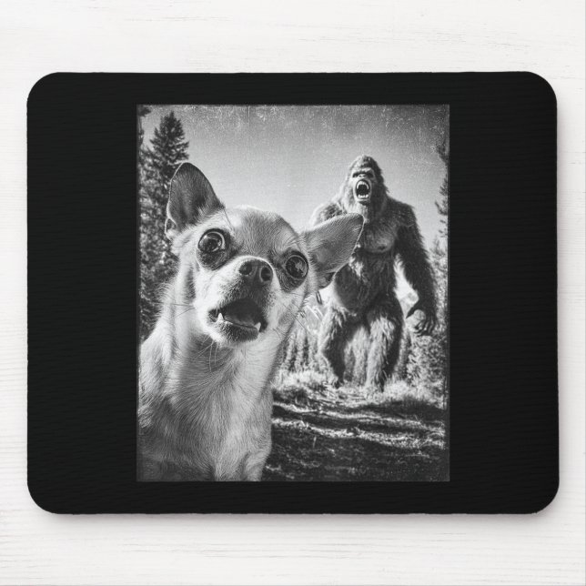 Mousepad Funny Chihuahua Selfie With Bigfoot Sasquatch Cryp (Frente)