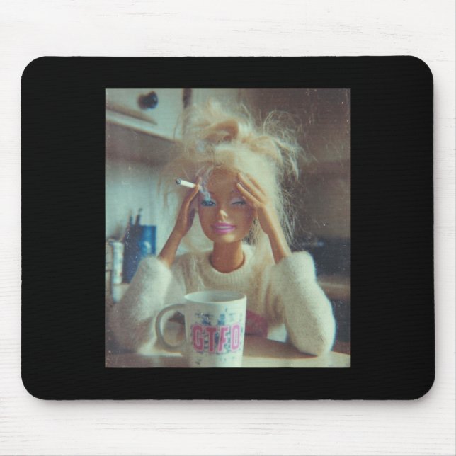 Mousepad Funny Disgusting Doll Face Meme Smoking Sad Sarcas (Frente)