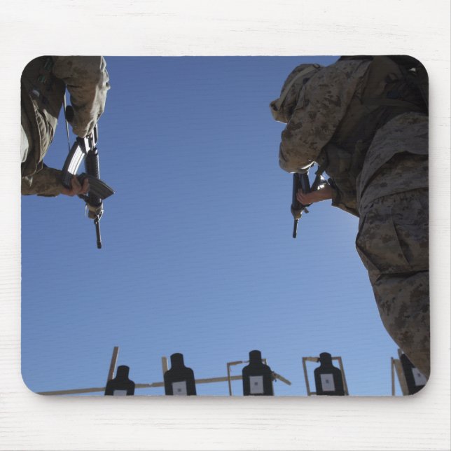 Mousepad Fuzileiros trocam revistas em meio a tiros (Frente)