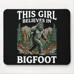 Mousepad garota crente em pé grande floresta sasquatch crip