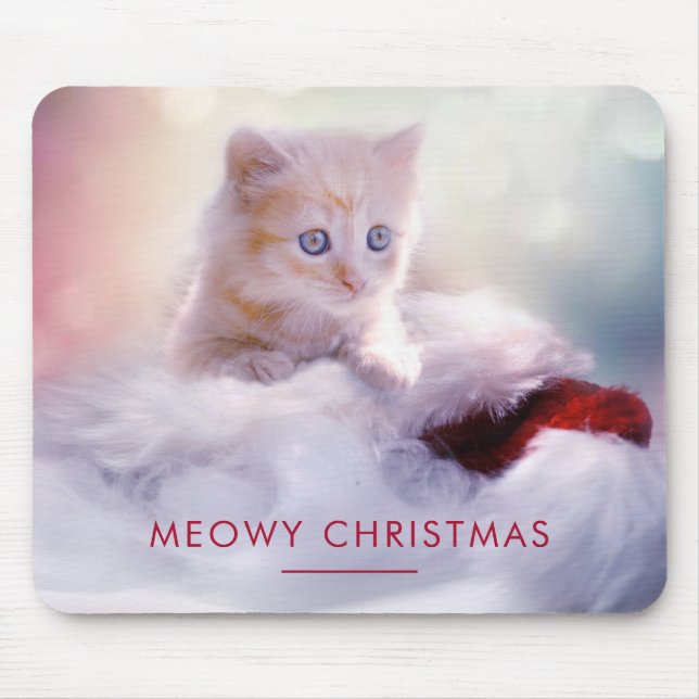 Mousepad Gatinho Bonito Descansando em um Papai Noel Feliz  (Frente)