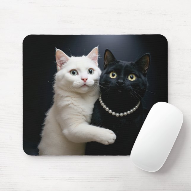 Mousepad Gato Branco Abraçando um Gato Negro (Com mouse)