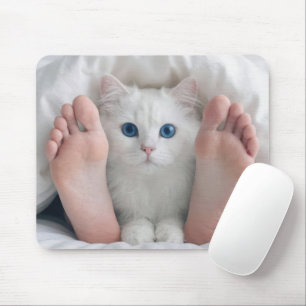 Mousepad Gato Branco e Pés Humanos Sob um Edredão