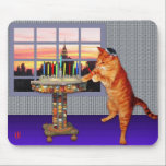 Mousepad Gato de Menorah<br><div class="desc">Assim o gato é um redhead que é um Ashkenazi!  E é pôr-do-sol assim que é psto sobre seu kippah,  está iluminando as velas e está dizendo as orações,  e está recordando que um grande milagre aconteceu lá.</div>