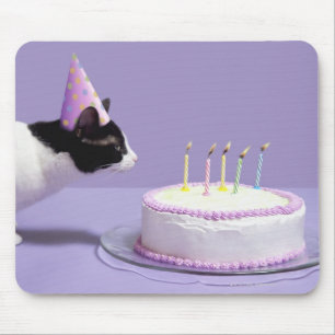 Mousepad Gato que veste o chapéu do aniversário que funde