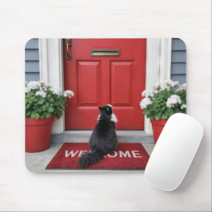 Mousepad Gato Tuxedo em uma Esteira de Boas-Vindas Vermelha