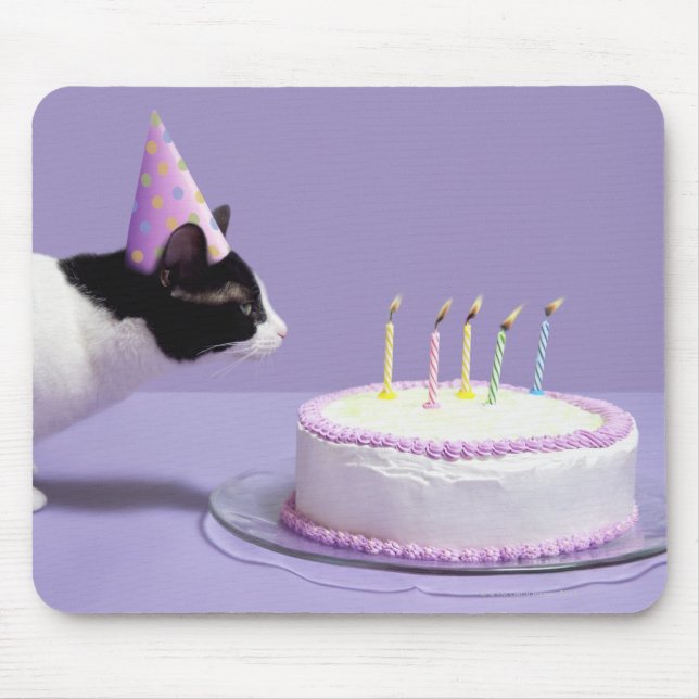 Mousepad Gato vestindo chapéu de aniversário soprando velas (Frente)