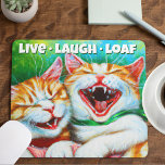 Mousepad Gatos | Gatinhos Engraçados Rindo Ao Vivo Rindo De<br><div class="desc">Gatos amam gatinhos engraçados e pavões. Dois gatinhos hilariantes riram bem juntos, provavelmente sobre "Ao vivo, ria, pão". Presentes cômicos de humor para gatos de todas as idades ou para qualquer feriado ou ocasião. Brilhante, colorido e erguedor, este aqui tem certeza de que vai rir de qualquer mãe de gato...</div>